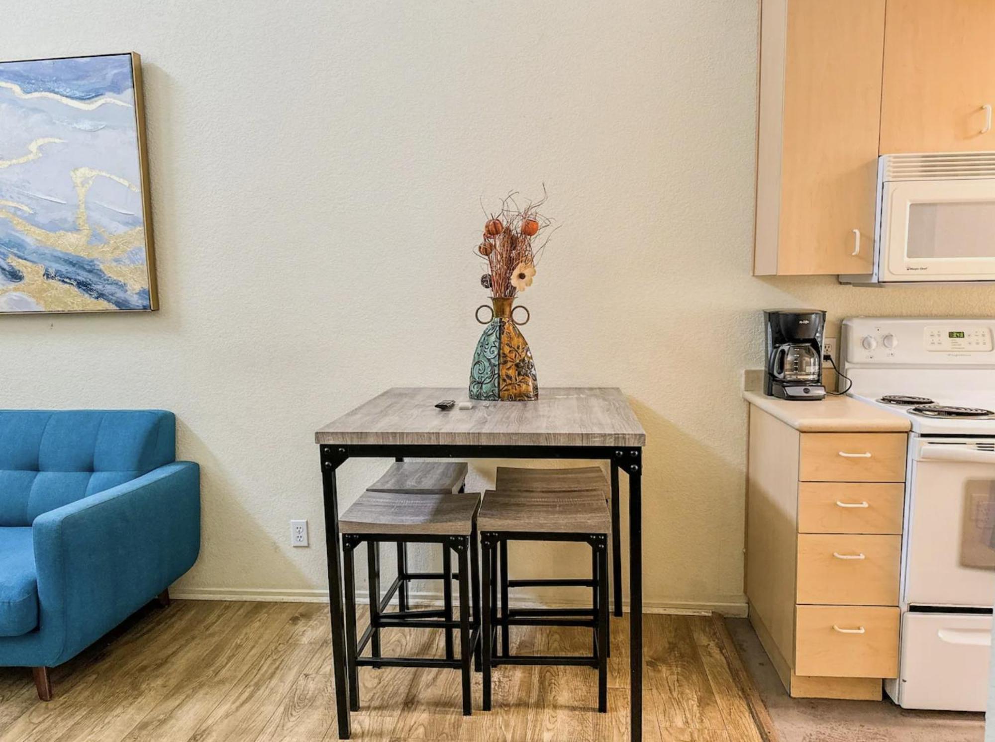 Stylish Loft Near Downtown With Free Parking